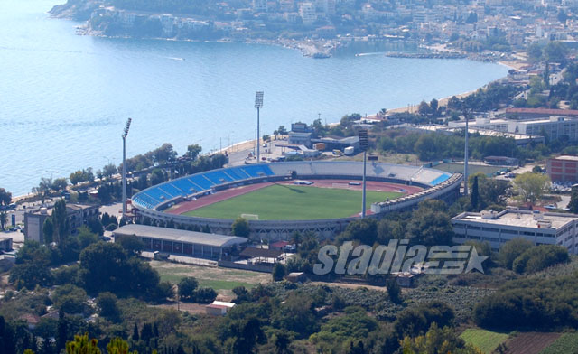 Το Στάδιο της Καβάλας, δίπλα στη θάλασσα, με την πόλη στο βάθος - Click για μεγέθυνση!